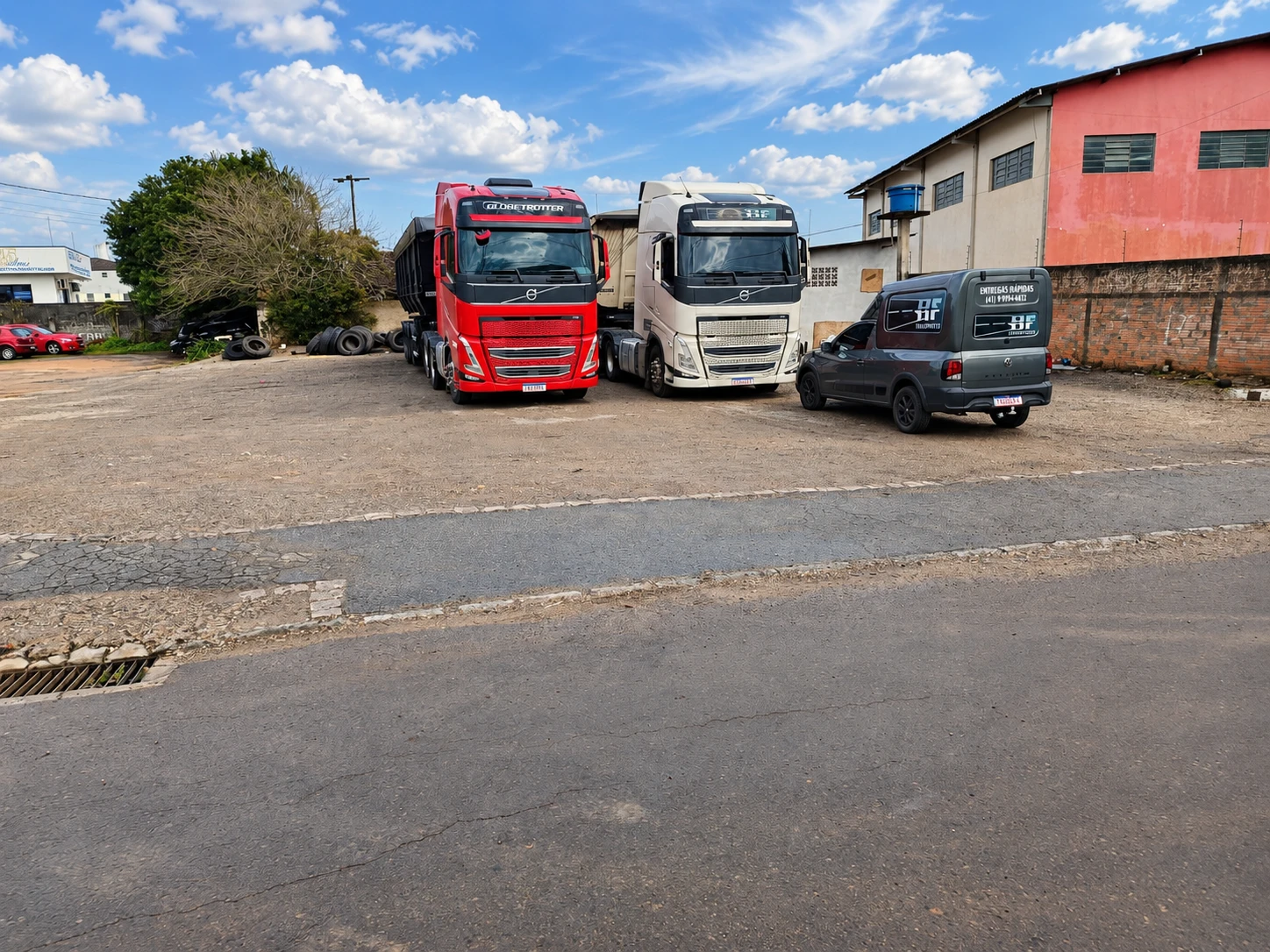 Frota HF Transportes: caminhões Volvo vermelho e branco e veículo leve de entregas